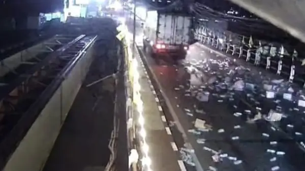 Botol air minum dalam kemasan (AMDK) berserakan di badan Jalan Nasional Sukabumi–Bogor tepatnya di Jembatan Pamuruyan, Desa Pamuruyan, Kecamatan Cibadak, Kabupaten Sukabumi (Sumber: warganet)