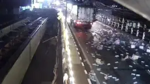 Botol air minum dalam kemasan (AMDK) berserakan di badan Jalan Nasional Sukabumi–Bogor tepatnya di Jembatan Pamuruyan, Desa Pamuruyan, Kecamatan Cibadak, Kabupaten Sukabumi (Sumber: warganet)