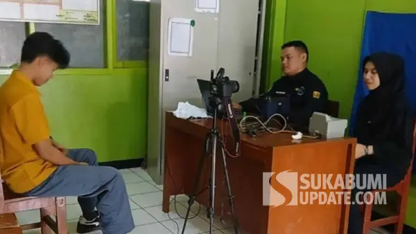 Petugas Disdukcapil Kabupaten Sukabumi saat melakukan perekaman e-KTP di SDN 1 Citanglar Cireunghas. (Sumber : Istimewa)