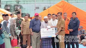 Penyerahan secara simbolis bantuan Dana Tunggu Hunian untuk ratusan keluarga penyintas pergerakan tanah Bantargadung. (Sumber Foto: SU/Ilyas)