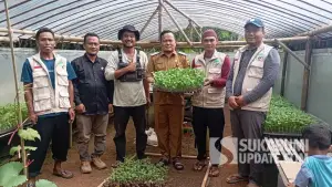 Kadistan Kabupaten Sukabumi, Aep Majmudin, saat melakukan kunjungan kerja ke kelompok Petani Milenial Waluran Green Farmer (WGF). (Sumber Foto: Istimewa)