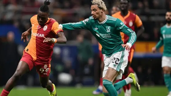 Duel Hugo Ekitike dan Wilfield Zaha di pertandingan Galatasaray vs Liverpool (Sumber: web/liverpoolfc.com)