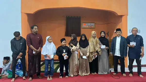 Anggota DPRD Provinsi Jawa Barat, Yusuf Maulana, dari Fraksi PKS saat memberikan santunan kepada anak-anak yatim yang berada di wilayah Kecamatan Gegerbitung. (Sumber : Istimewa.)
