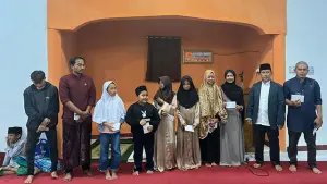 Anggota DPRD Provinsi Jawa Barat, Yusuf Maulana, dari Fraksi PKS saat memberikan santunan kepada anak-anak yatim yang berada di wilayah Kecamatan Gegerbitung. (Sumber : Istimewa.)