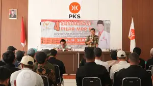 Anggota MPR RI drh Slamet, saat melaksanakan Sosialisasi Empat Pilar Kebangsaan di Desa Sukamanah, Kecamatan Cisaat, Kabupaten Sukabumi, pada Rabu (11/3/2026). (Sumber : Istimewa.).