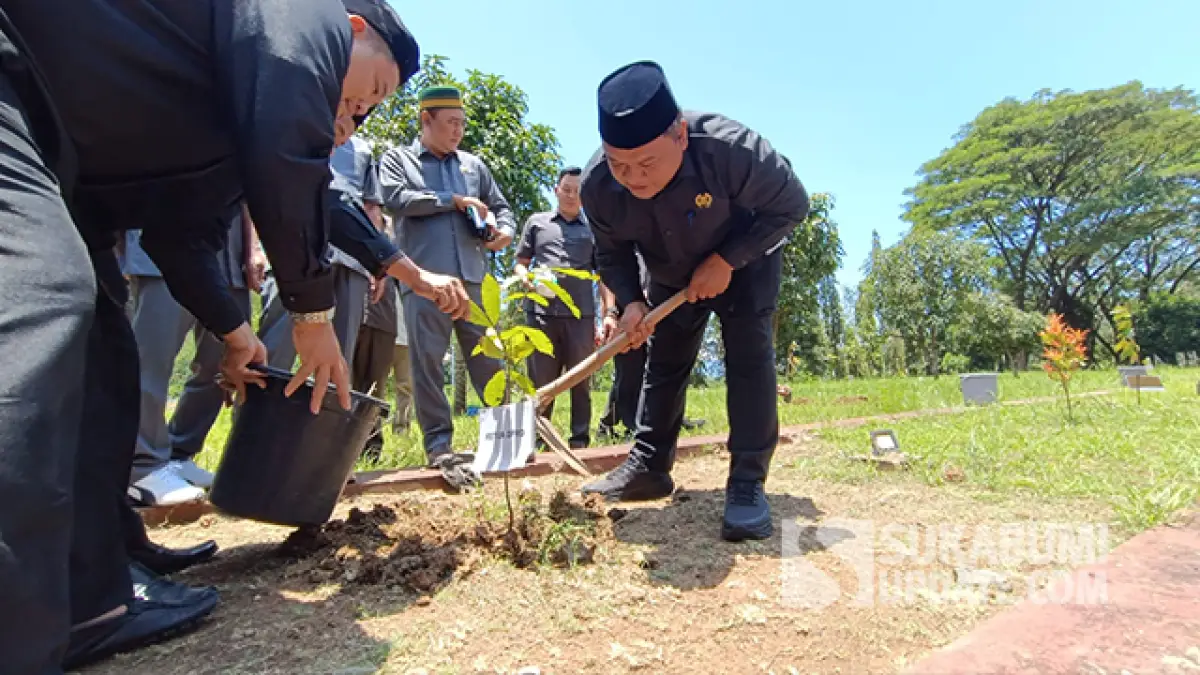 Tanam 100 Pohon, Cara DPRD Kabupaten Sukabumi Hijaukan Lingkungan Kantor