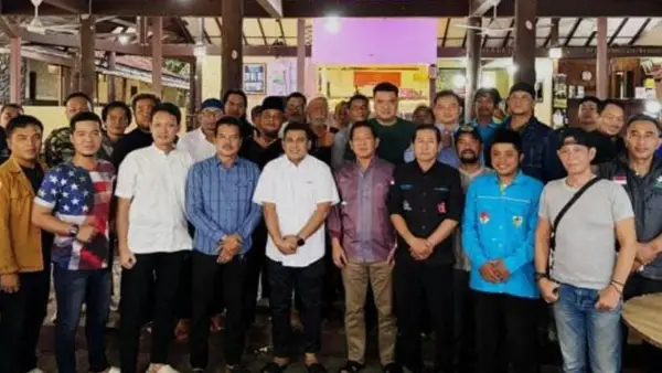 Ketua Komisi II DPRD Kabupaten Sukabumi, Hamzah Gurnita saat berfoto bersama OKP dan Ormas di Palabuhanratu, Selasa (11/3/2026). (Sumber: Istimewa)