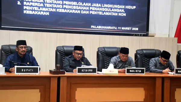 Bupati Sukabumi, Asep Japar bersama Pimpinan DPRD Sukabumi dalam sidang paripurna pengesahan 2 Raperda. Rabu (11/3/2026). (Sumber: Dokpim)