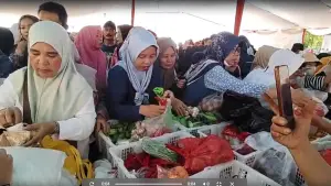 Warga beburu pangan murah di alun-alun Palabuhanratu Sukabumi (Sumber: sukabumiupdate)