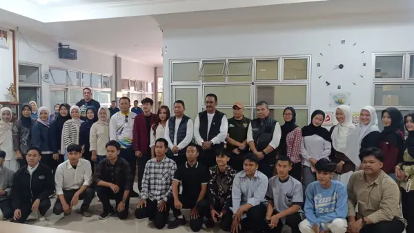 Kepala Dinas Pendidikan Deden Sumpena dan Bpati Sukabumi Asep Japar | Foto : Ist