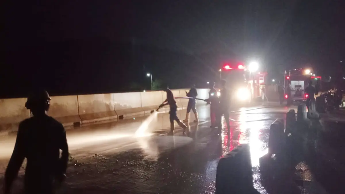 Jelang Digunakan Arus Mudik, Jalan Tol Bocimi Seksi 3 Ciambar - Nagrak Dibersihkan