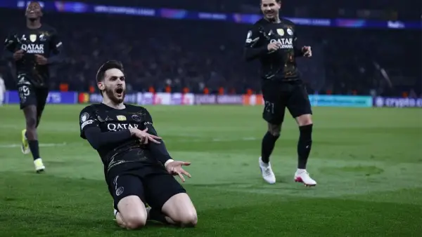 Selebrasi Khvicha Kvaratskhelia setelah cetak gol ke gawang Chelsea (Sumber: web/psg.fr)