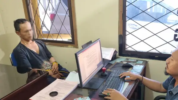 Terduga pelaku pelecehan dan pengancaman di Cicurug saat diperiksa oleh Polisi. Kamis (12/3/2026). (Sumber: Istimewa)