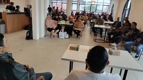 Wakil Ketua Fraksi PDI Perjuangan DPRD Jawa Barat, Muhammad Jaenudin, saat kegiatan pengawasan penyelenggaraan pemerintahan di Kecamatan Cisaat, Kabupaten Sukabumi, Senin (9/3/2026)| Foto : Tim Adc