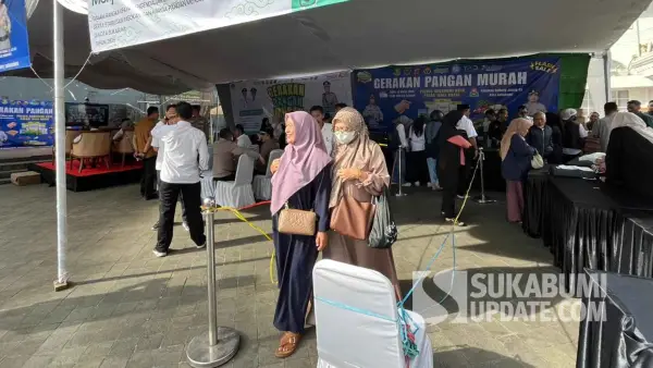 Suasana antrean warga dalam kegiatan Gerakan Pangan Murah di Gedung Juang 45, Kota Sukabumi. (Sumber Foto: SU/Turangga Anom)