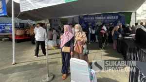 Suasana antrean warga dalam kegiatan Gerakan Pangan Murah di Gedung Juang 45, Kota Sukabumi. (Sumber Foto: SU/Turangga Anom)