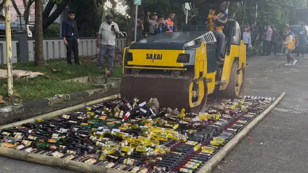Minuman keras hasil razia Operasi Pekat Lodaya 2026 dimusnahkan Polres Sukabumi Kota, Kamis (12/3/2026) | Foto : Turangga