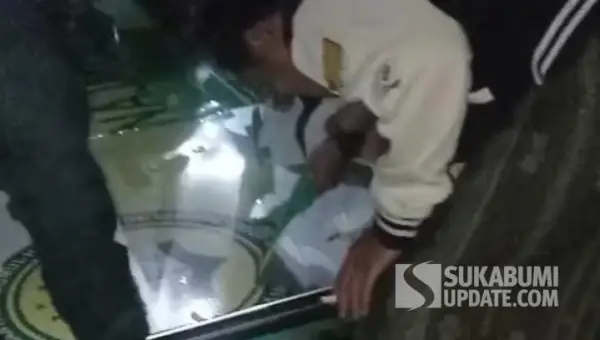 Warga turunkan plang pesantren di Cicantayan Sukabumi, pasca kasus pelecehan santriwati (Sumber: Dok warga)