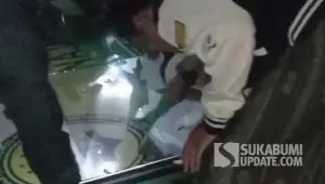 Warga turunkan plang pesantren di Cicantayan Sukabumi, pasca kasus pelecehan santriwati (Sumber: Dok warga)