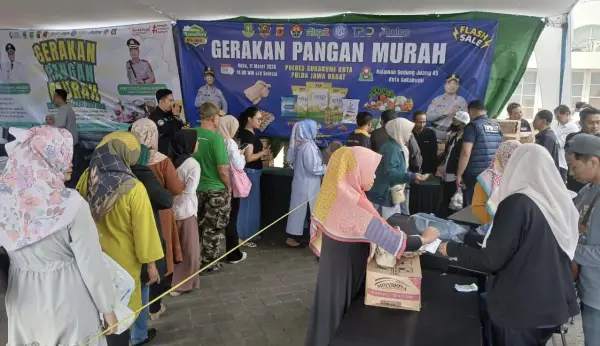 Suasana antrean warga dalam kegiatan Gerakan Pangan Murah di Gedung Juang 45, Kota Sukabumi. (Sumber Foto: Istimewa)