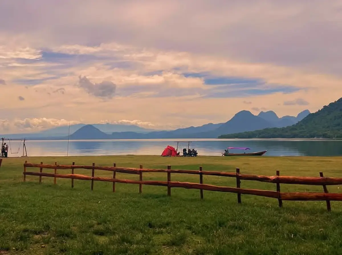 Tiketnya Cuma Rp10 Ribu Bisa Berkemah di Tepi Danau dengan View Secakep Ini