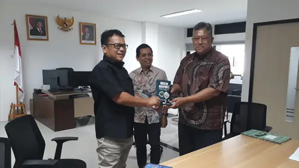 Kerjasama Aquaponik Modern, Ketua Umum Intani Guntur Subagja dan Kepala PRBAT-BRIN Dr.rer.nat. Fahrurrozi, MSi di KST Soekarno, Cibinong, Bogor, Jawa Barat, Jumat (13/3/2026). (Sumber : Istimewa.)