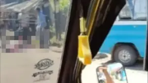 Angkot tabrak pemotor di jalan raya Cireunghas Sukabumi (Sumber: warganet)