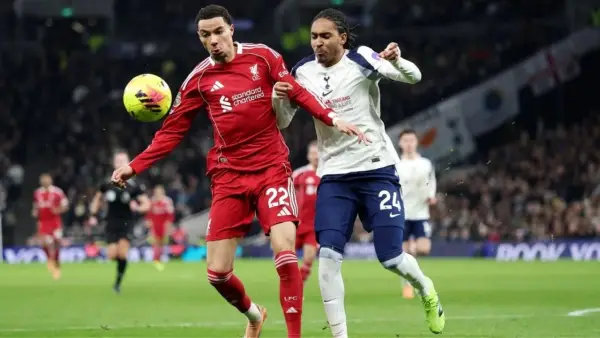 Hugo Ekitike (kiri) dan Djed Spence (kanan) tengah berduel di pertandingan Liverpool vs Spurs (Sumber: web/liverpoolfc.com)