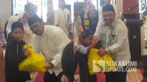 Bupati Sukabumi Asep Japar dan Ketua DPRD Budi Azhar Mutawali saat menyalurkan santunan kepada anak yatim di Muhibah Ramadan Sagaranten. (Sumber Foto: SU/Ragil Gilang)