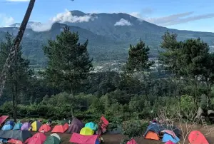 Area camping dengan view Gunung Gede Pangrango (Sumber : Instagram/bukitcitacitacampground)
