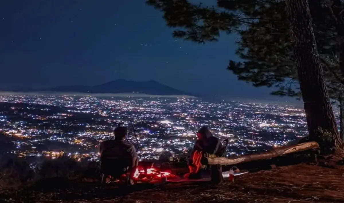 Pemandangan lampu kota di Bukit Cita-cita