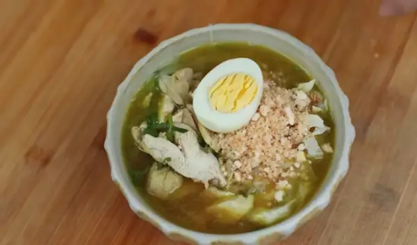 Resep Soto Ayam Khas Lamongan, Hidangan Gurih Menyegarkan untuk Buka Puasa (Sumber : Youtube | Devina Hermawan)