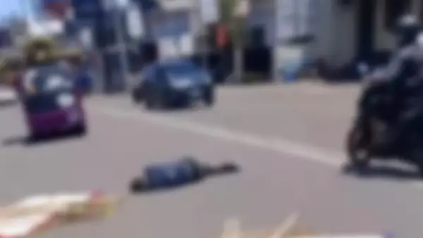 Rekaman video jatuh dari angkot di jalan Sudirman (Sumber: warganet)