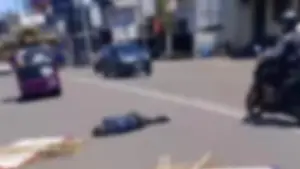 Rekaman video jatuh dari angkot di jalan Sudirman (Sumber: warganet)