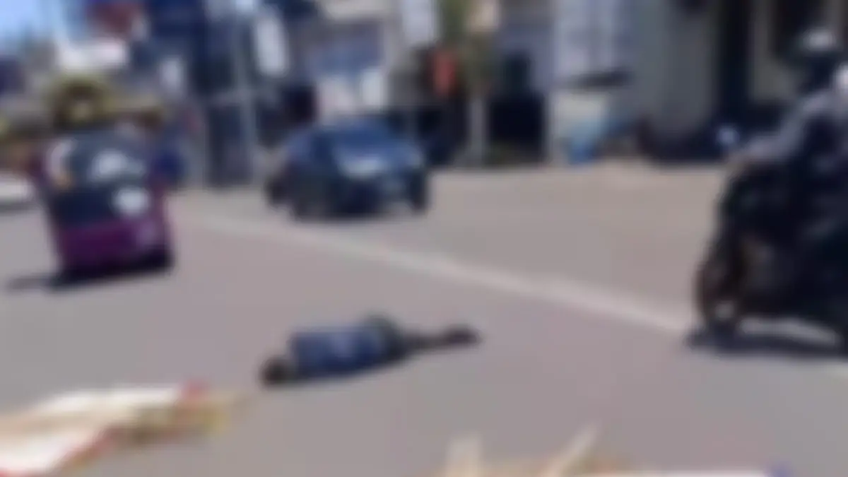 Insiden Pria Pembawa Karangan Bunga Jatuh dari Angkot di Sukabumi