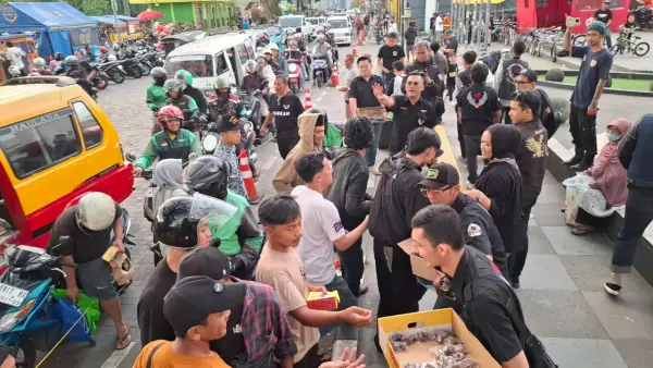 Puluhan anggota dan pengurus 234 Solidarity Community (234 SC) Kota Sukabumi saat membagikan takjil kepada masyarakat di depan Gedung Juang 45 Kota Sukabumi, Sabtu (14/3/2026) | Foto : Dok. 234 SC Kota Sukabumi
