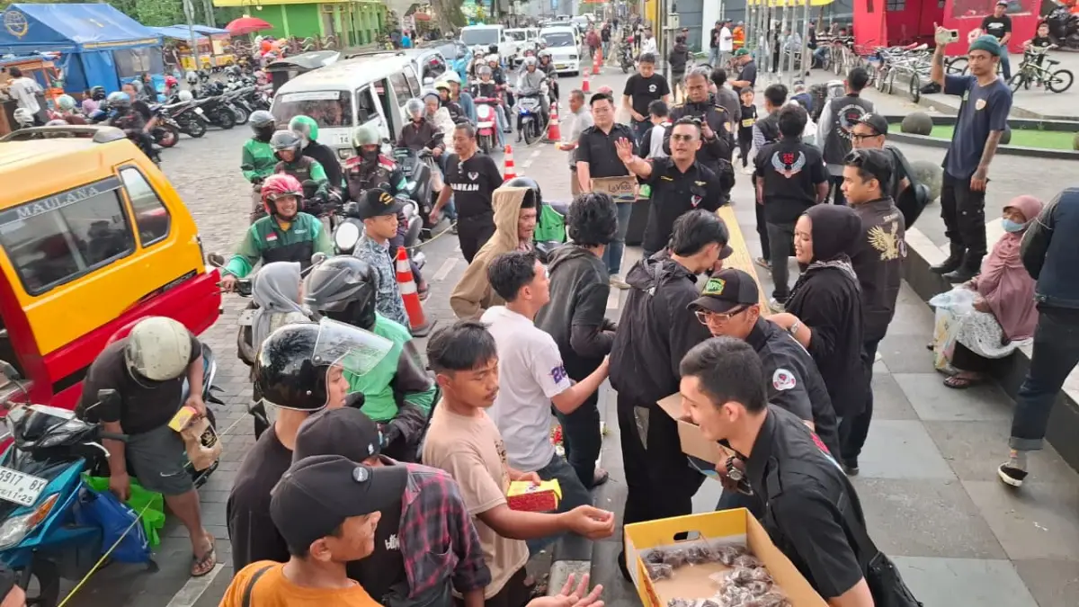 Mega Baksos Ramadan, 234 SC Kota Sukabumi Bagikan Takjil di Depan Gedung Juang