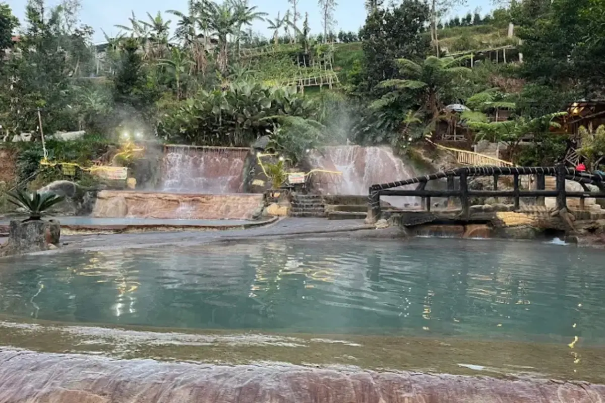Libur Lebaran ke Sini Aja Nikmati Air Terjun Sambil Berendam Air Panas Alami