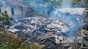 Kondisi rumah panggung warga Sagaranten Sukabumi yang ludes dilalap api pada Minggu siang (15/3/2026). (Sumber Foto: Istimewa)