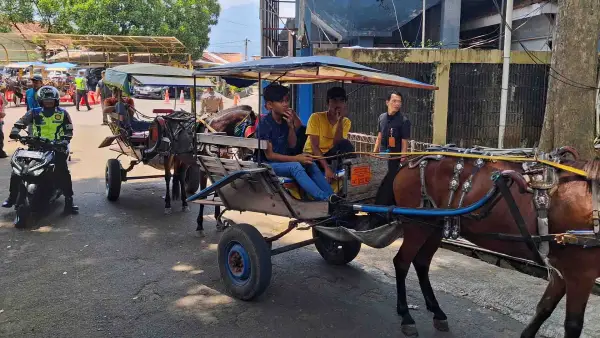 Kusir delman di Garut dapat kompensasi Rp1,4 juta dari Pemprov Jabar agar tidak narik saat arus mudik dan balik Lebaran 2026. (Sumber Foto: Humas Jabar)