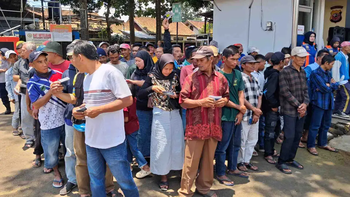 Para sopir angkutan tradisional saat antre mendapatkan kompensasi dari Pemprov Jabar di Polres Garut, Sabtu (14/3/2026).