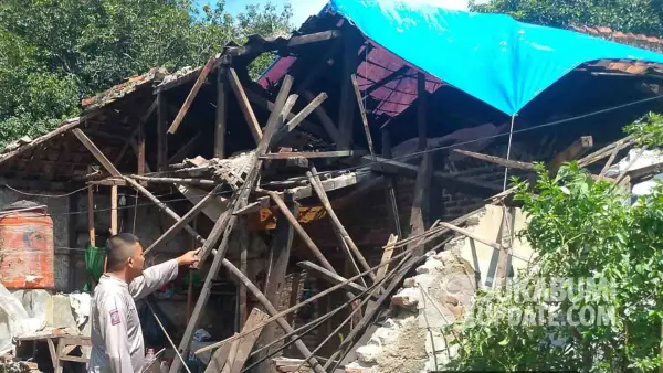 Kondisi rumah yang terdampak gempa M4,2 di Desa Loji Kecamatan Simpenan Kabupaten Sukabumi. (Sumber Foto: P2BK Simpenan)