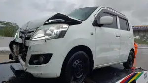 Mobil Suzuki Karimun putih bernomor polisi B 1505 EYJ mengalami kecelakaan hingga terguling di KM 68 A Tol Bocimi arah Sukabumi. (Sumber : Istimewa.).