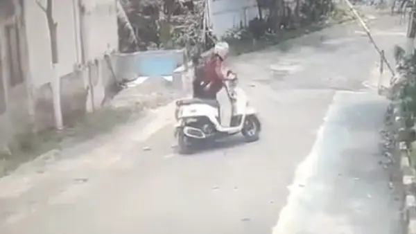 Seorang sekuriti di Sukaraja, Kabupaten Sukabumi, menunjukkan aksi heroik saat berusaha menghadang pencuri motor. (Sumber : Istimewa.)