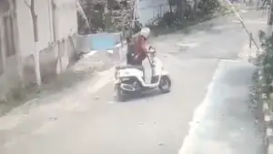 Seorang sekuriti di Sukaraja, Kabupaten Sukabumi, menunjukkan aksi heroik saat berusaha menghadang pencuri motor. (Sumber : Istimewa.)