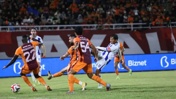 Aksi Adam Alis saat berhasil membobol gawang Borneo FC (Sumber: web/persib.co.id)