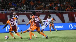 Aksi Adam Alis saat berhasil membobol gawang Borneo FC (Sumber: web/persib.co.id)