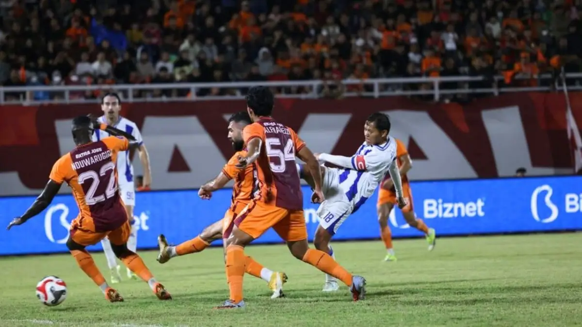 Sempat Unggul Lewat Adam Alis, Persib Bandung Ditahan Imbang Borneo FC