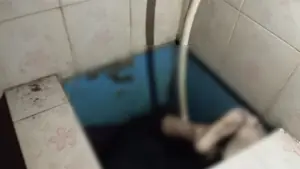 Mayat laki-laki yang ditemukan di bak air kamar mandi di Kampung Bantarbadak RT 03/04, Desa Pamuruyan, Kecamatan Cibadak, Kabupaten Sukabumi. (Sumber : Istimewa.)