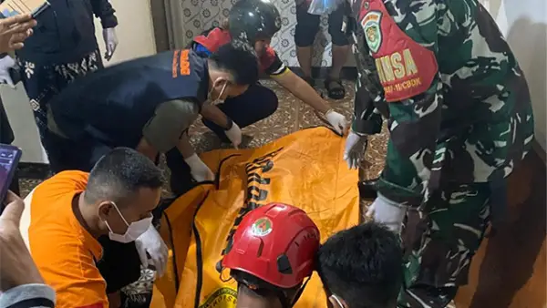 Mayat laki-laki yang ditemukan warga di Kampung Bantarbadak RT 05/04, Desa Pamuruyan, Kecamatan Cibadak, Kabupaten Sukabumi, pada Minggu (15/3/2026) malam. (Sumber : Istimewa.).